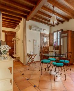 cocina y comedor con mesa de cristal y sillas en Charminghomesgranada Apartamento Río Genil, en Granada