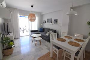 een woonkamer met een bank en een tafel bij Edf. Fuentes C 2ºd - Eurosur in Nerja