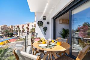 una mesa en un balcón con una comida en Apartamento El Castillo, en Roquetas de Mar