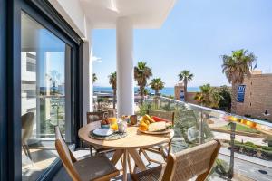 una mesa con un plato de comida en el balcón en Apartamento El Castillo, en Roquetas de Mar