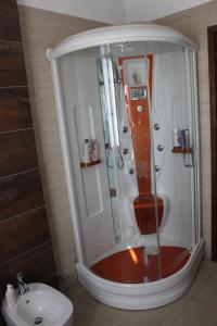 VittuoneにあるCavour 45のバスルーム(シャワー、トイレ、洗面台付)