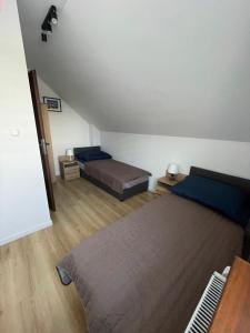 Postel nebo postele na pokoji v ubytování Całoroczny domek - bliźniak + 22 fotografií