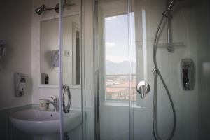 bagno con doccia e lavandino di La Peonia a Napoli