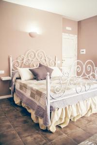 Un pat sau paturi într-o cameră la La Peonia