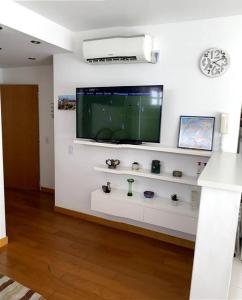 sala de estar con TV de pantalla plana en la pared en Hermoso Studio en Recoleta con Piscina y Laundry en Buenos Aires