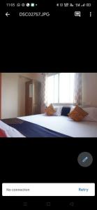 Een bed of bedden in een kamer bij Hotel Chalukya Executive