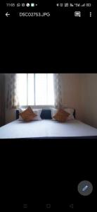 een foto van een slaapkamer met een bed en een raam bij Hotel Chalukya Executive in Pune