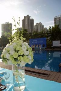 The swimming pool at or close to Hainan Junhua Haiyi Hotel (Formerly Meritus Mandarin Haikou)