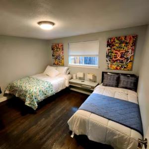 Ένα ή περισσότερα κρεβάτια σε δωμάτιο στο Golfers Dream! Sweet NW location.