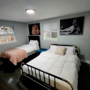 Ένα ή περισσότερα κρεβάτια σε δωμάτιο στο Golfers Dream! Sweet NW location.