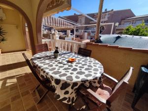 un tavolo e sedie in bianco e nero su un patio di El Bungalow de Javi a Gran Alacant