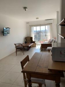 sala de estar con mesa y sofá en Torre Mitre en Concordia