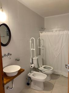 een badkamer met een wit toilet en een wastafel bij Torre Mitre in Concordia