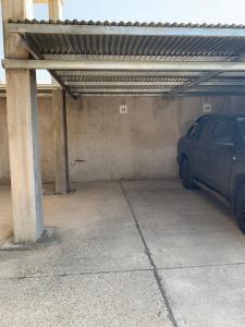 un garaje con un coche aparcado en él en Torre Mitre en Concordia