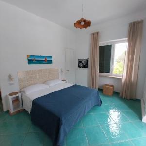 um quarto com uma cama e um piso azul em Villa del Sole em Capri