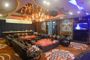 A restaurant or other place to eat at Hainan Junhua Haiyi Hotel (Formerly Meritus Mandarin Haikou)