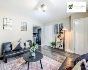 uma sala de estar com um sofá e uma mesa em 3 BedRoom House with 5 Beds House By Passionfruit Properties Near Coventry City Centre - BCC em Coventry