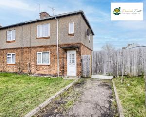 una casa de ladrillo con una puerta blanca y una valla en 3 BedRoom House with 5 Beds House By Passionfruit Properties Near Coventry City Centre - BCC, en Coventry