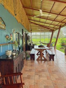 a living room with a table and a table sidx sidx sidx at Casa de Campo Riachuelo Verde in Aguas Zarcas