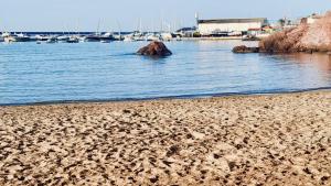 piaszczysta plaża z łodziami w wodzie w obiekcie Puerto de Mazarron 300m plage Bahia w mieście Puerto de Mazarrón