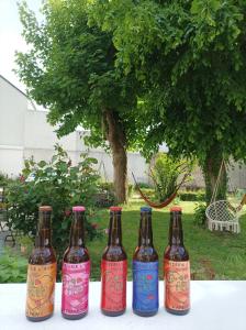 eine Gruppe von sechs Flaschen Bier auf dem Tisch in der Unterkunft Le Relais des Roses- Chambres d'hôtes in Vatan