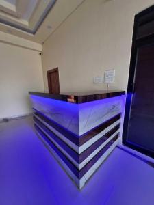 una habitación vacía con luces moradas en el suelo en OYO Hotel Raj Residency, en Aligarh