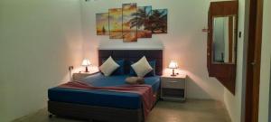 A bed or beds in a room at Victoria Hideout