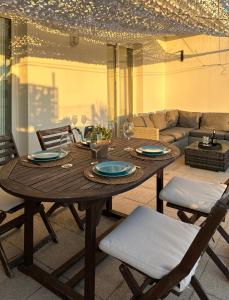 una mesa de madera en una sala de estar con sofá en Sunset Los Lances - Tarifa, en Tarifa