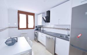 A kitchen or kitchenette at El Apartamento de Adina