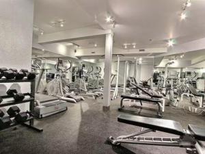 Fitness centrum a/nebo fitness zařízení v ubytování The Mountaineer by InstantSuites Pool & HotTub
