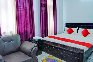 Un pat sau paturi într-o cameră la Flagship Hotel The Pinkcity