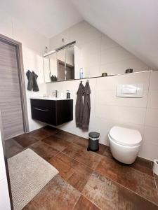 La salle de bains est pourvue de toilettes et d'un lavabo. dans l'établissement Ferienwohnung Harzdomizil, à Gernrode - Harz