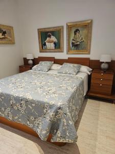 1 dormitorio con 1 cama y 2 cuadros en la pared en Mar Vista en Sant Antoni de Calonge
