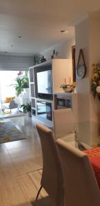 salon z krzesłami i telewizorem oraz salon w obiekcie Mar Vista w Sant Antoni de Calonge