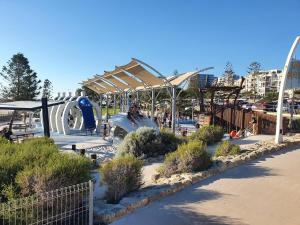 um parque infantil com escorrega num parque em Amazing 2bedbath Apartment 1min To The Beach em Perth