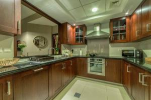 Kuchyň nebo kuchyňský kout v ubytování Bellavista - High Floor - 1BR - 29 Boulevard - Burj Khalifa & Fountain View