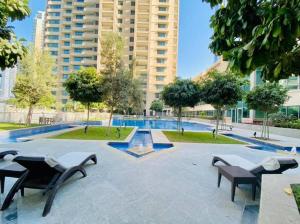 Bazén v ubytování Bellavista - High Floor - 1BR - 29 Boulevard - Burj Khalifa & Fountain View nebo v jeho okolí
