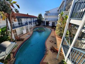 una vista aérea de una piscina en una casa en Wonderful 2bed 2bath Apartment With Ocean Views ! en Perth