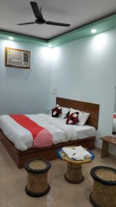 Cama ou camas em um quarto em OYO Hotel Sawan