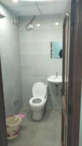 uma casa de banho com um WC e um lavatório em OYO Hotel Sawan em Meerut