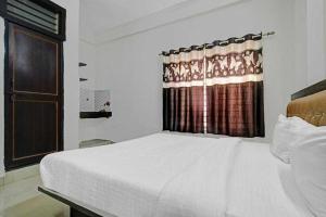 Un pat sau paturi într-o cameră la OYO Hotel Pardesi