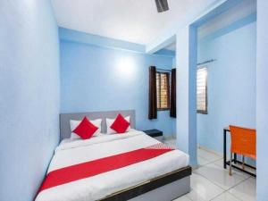 Un pat sau paturi într-o cameră la OYO Hotel Pardesi