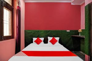 Cama ou camas em um quarto em Flagship Hotel Skyland 2