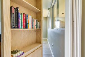ルイスにあるCharming Lewes Townhome with Sunroom 5 Mi to Beach!の廊下に本が詰まった本棚 +25枚の写真