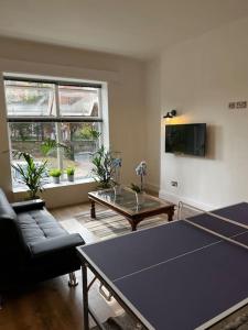 een woonkamer met een tafeltennistafel. bij No.2 Beechcroft / Park-Side / Ping Pong & Garden in Liverpool