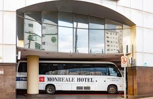 um autocarro está estacionado em frente a um edifício em Monreale Plus Guarulhos International Airport em Guarulhos