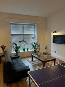 利物浦的住宿－No.2 Beechcroft / Park-Side / Ping Pong & Garden，客厅配有沙发和桌子