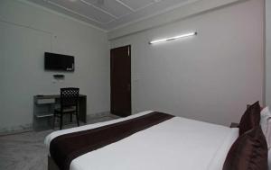 Een bed of bedden in een kamer bij OYO Up37 Inn
