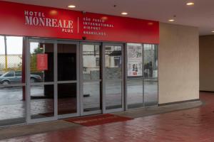 una morgue de hotel con puertas giratorias en un edificio en Monreale Plus Guarulhos International Airport, en Guarulhos