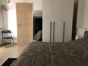 sypialnia z dużym łóżkiem i szafą w obiekcie Mansarda mentana w mieście Vittoria